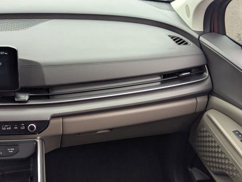 Used 2025 Kia Carnival EX image 15