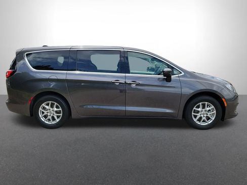 Used 2023 Chrysler Voyager LX FWD image 5