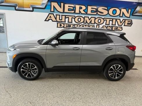 Used 2025 Chevrolet TrailBlazer LT AWD/4WD image 2