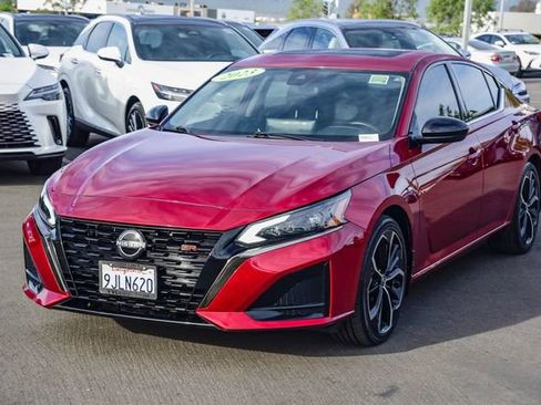 Used 2023 Nissan Altima 2.5 SR w/ SR Premium Package image 3