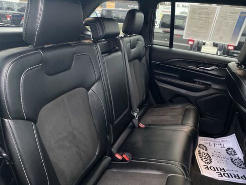Used 2023 Jeep Grand Cherokee Altitude image 11