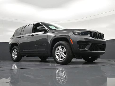 Used 2023 Jeep Grand Cherokee Laredo RWD image 31