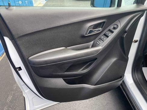 Used 2017 Chevrolet Trax LT w/ LT Convenience Package image 30