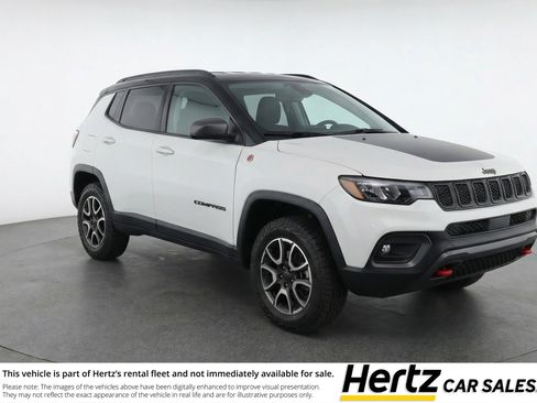 Used 2025 Jeep Compass Trailhawk AWD/4WD image 1