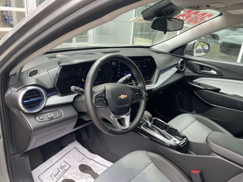 Used 2025 Chevrolet Trax LT w/ LT Convenience Package FWD image 18