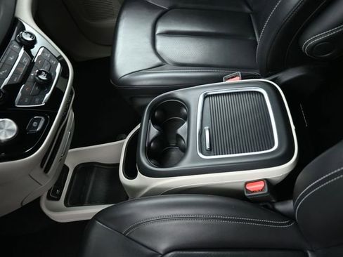 Used 2023 Chrysler Pacifica Touring-L image 9