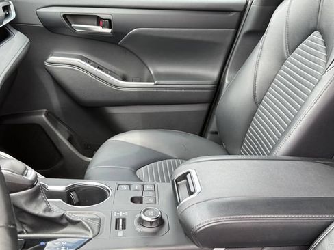 Used 2025 Toyota Highlander XSE AWD/4WD image 11