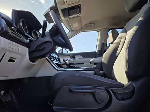 Used 2022 Kia Carnival LX image 11