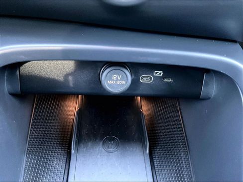 Used 2023 Volvo XC40 Recharge Plus image 37