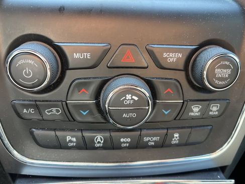 Used 2018 Jeep Grand Cherokee Laredo image 27