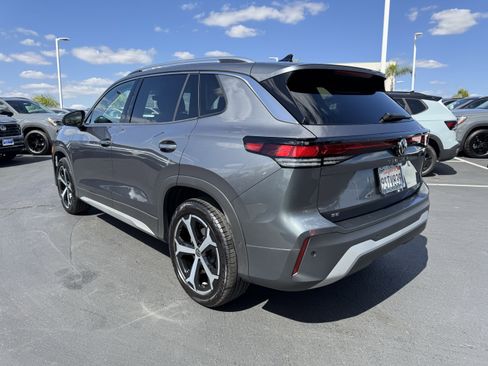 Used 2025 Volkswagen Tiguan SE FWD image 8