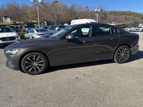 Used 2021 Volvo S60 T5 Momentum image 2