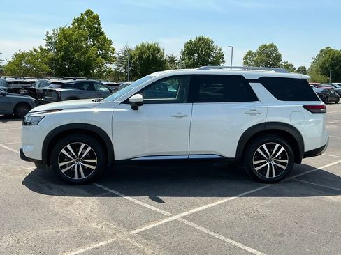 Used 2024 Nissan Pathfinder Platinum w/ Black Appearance Package FWD image 15