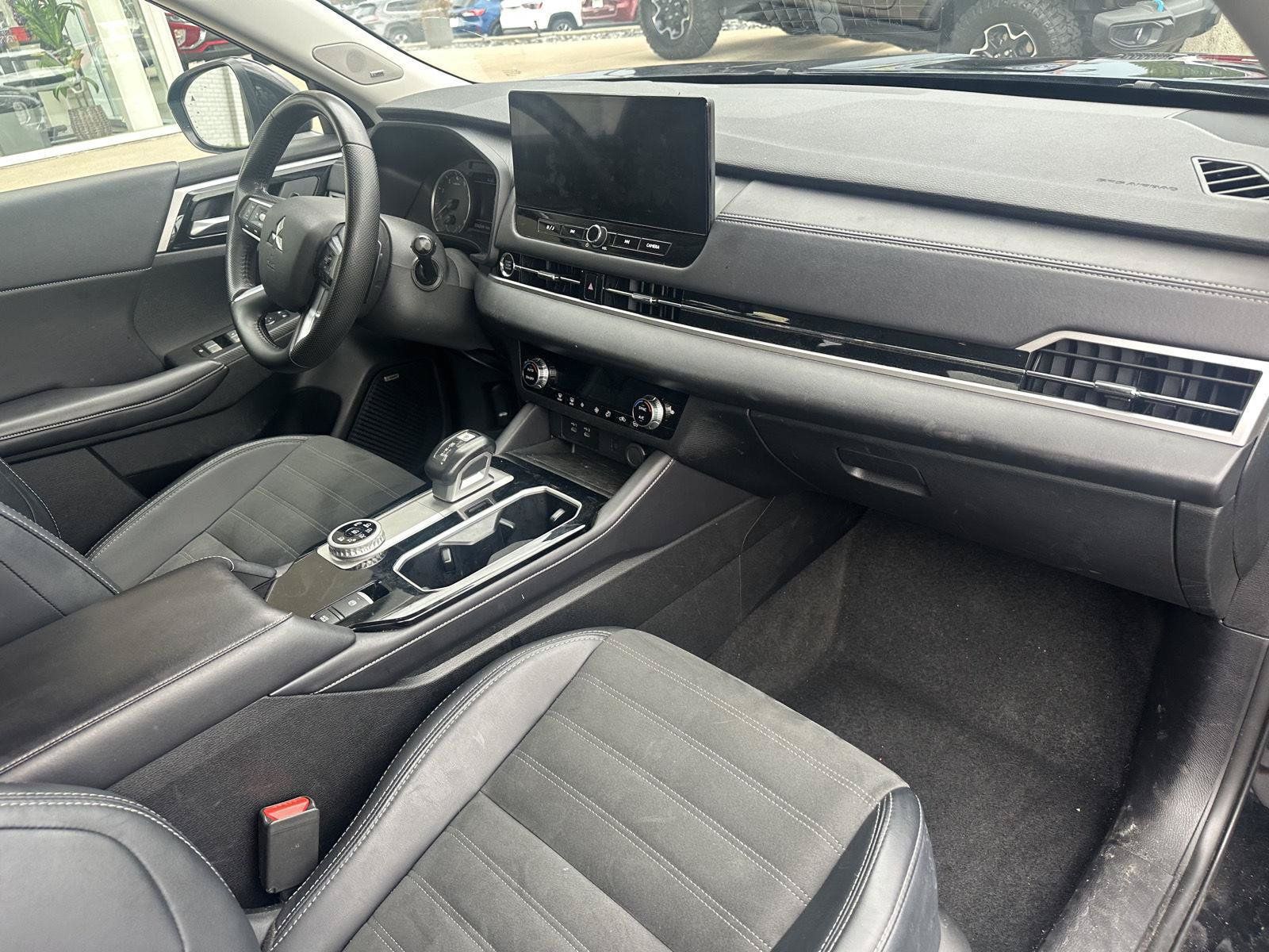 Used 2025 Mitsubishi Outlander AWD image 22