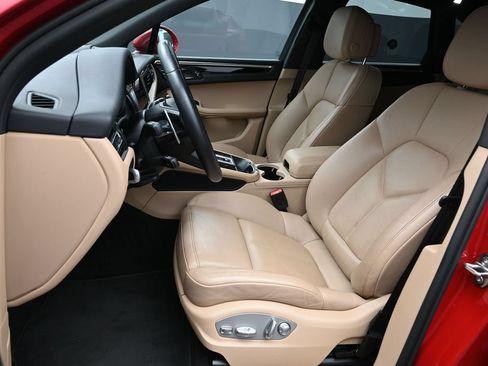 Certified 2024 Porsche Macan AWD/4WD image 5