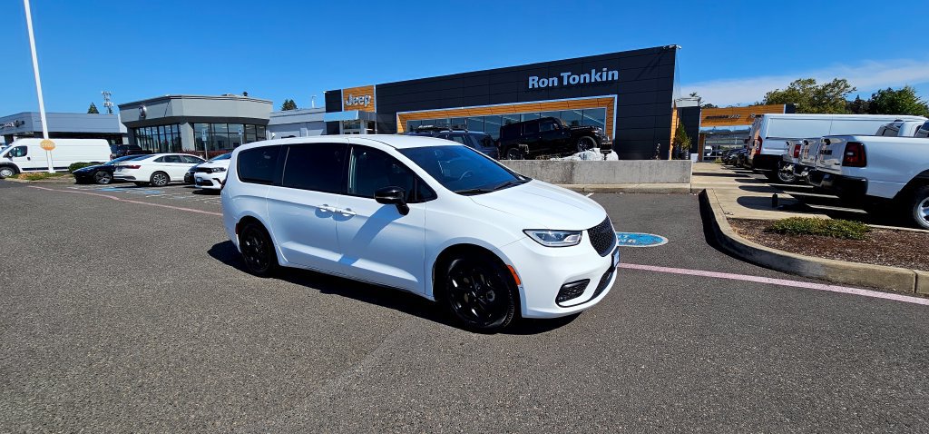 Used 2024 Chrysler Pacifica Limited FWD image 10