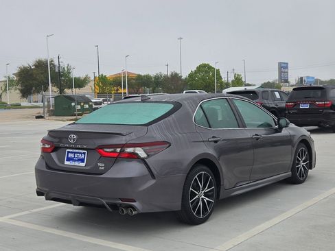 Used 2023 Toyota Camry SE image 3