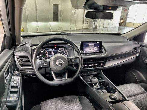 Used 2024 Nissan Rogue SV image 18