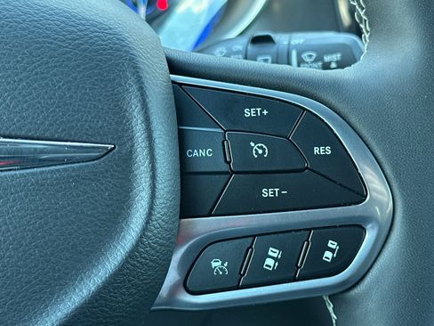 Used 2024 Chrysler Pacifica Touring-L image 28