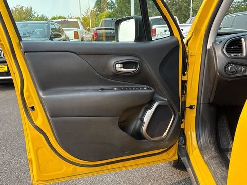 Used 2023 Jeep Renegade Latitude AWD/4WD image 16