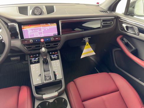 Certified 2026 Porsche Macan AWD/4WD image 28