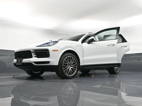 Certified 2022 Porsche Cayenne Platinum Edition AWD/4WD image 38