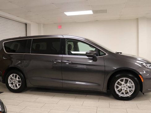 Used 2023 Chrysler Pacifica Touring-L image 12