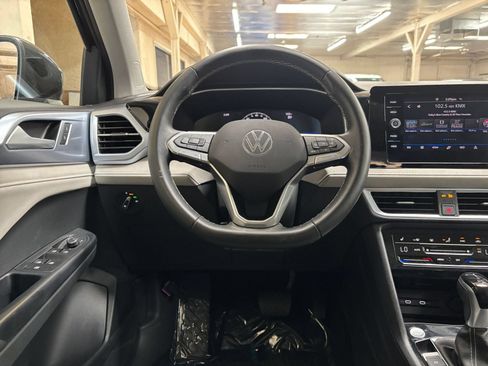 Used 2026 Volkswagen Taos SE FWD image 30
