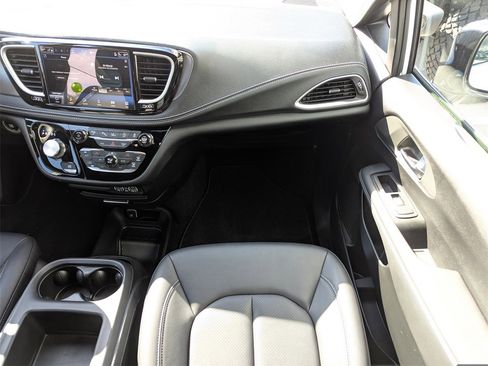 New 2025 Chrysler Pacifica Select image 16