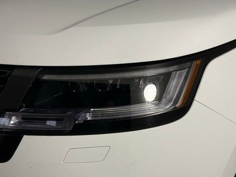 New 2025 Land Rover Range Rover Long Wheelbase SE image 12