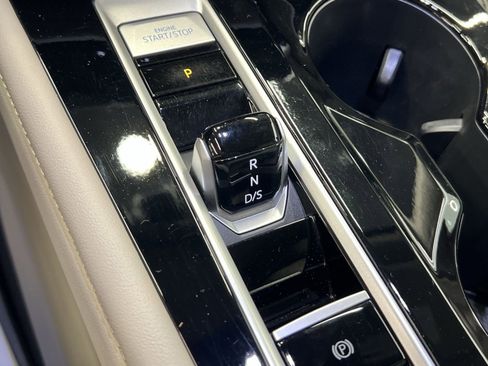 Used 2025 Volkswagen Atlas SE image 17