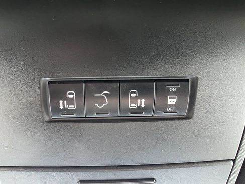 Used 2017 Dodge Grand Caravan SXT image 18