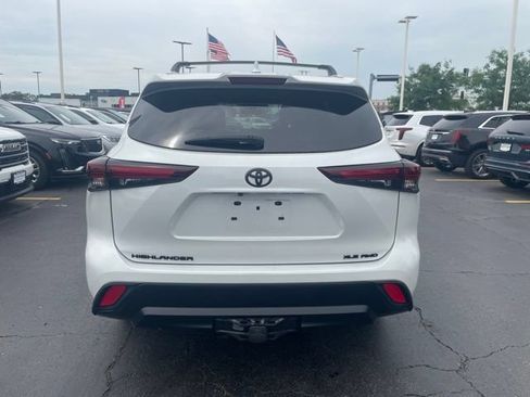 Used 2024 Toyota Highlander XLE AWD/4WD image 3