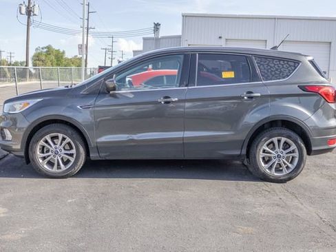 Used 2019 Ford Escape SE FWD image 2