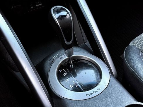 Used 2014 Hyundai Veloster w/ Style Package 02 image 27