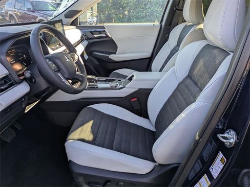New 2025 Mitsubishi Outlander SE image 13
