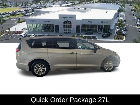 Used 2024 Chrysler Pacifica Touring-L image 3