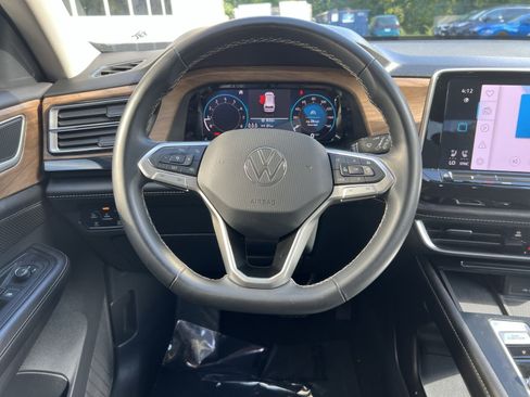 Used 2024 Volkswagen Atlas SE AWD/4WD image 16