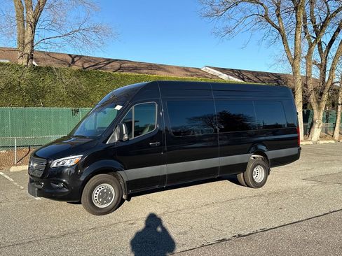 Used 2024 Mercedes-Benz Sprinter 3500 image 2
