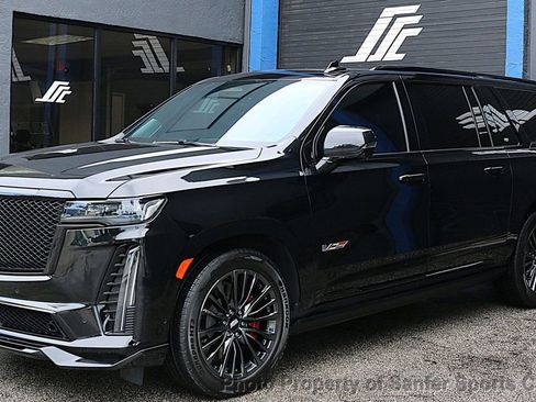 Used 2024 Cadillac Escalade ESV V AWD/4WD image 4
