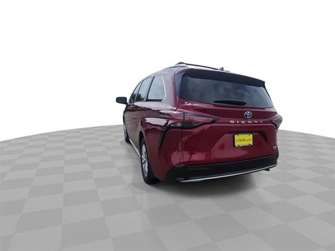 Used 2023 Toyota Sienna Limited FWD image 7