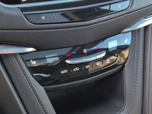 Used 2025 Cadillac XT6 Luxury image 13