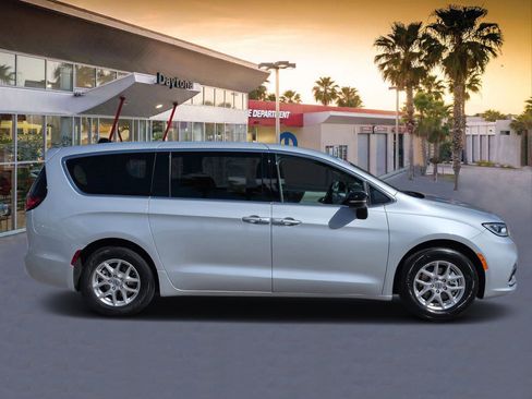 Certified 2024 Chrysler Pacifica Touring-L image 2