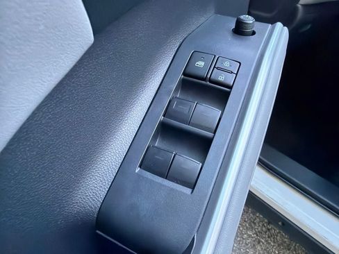 Used 2023 Toyota Highlander XLE AWD/4WD image 13
