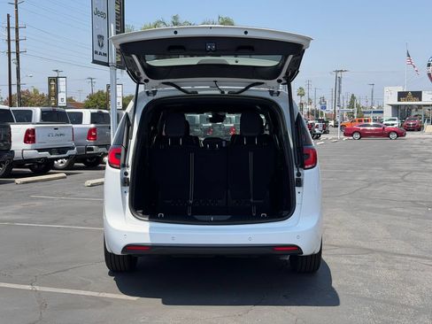 New 2026 Chrysler Pacifica Select w/ S Appearance Package FWD image 10