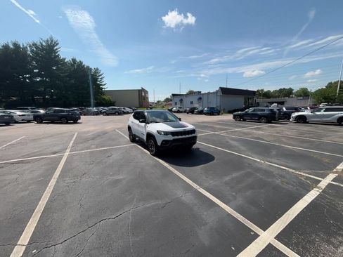 Used 2025 Jeep Compass Trailhawk w/ Trailer Tow Group AWD/4WD image 9