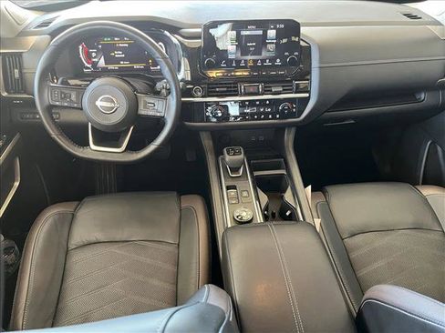 Used 2023 Nissan Pathfinder Platinum image 12