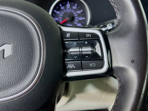 Used 2022 Kia Carnival LX FWD image 17