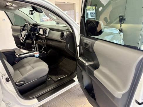 Used 2019 Toyota Tacoma SR5 RWD image 23