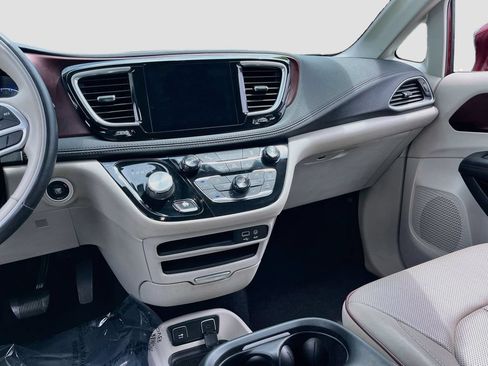 Used 2017 Chrysler Pacifica Limited FWD image 21